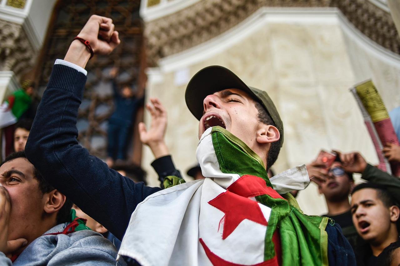 الجزائر.. المحامون ينددون ب”تجريم” الحراك