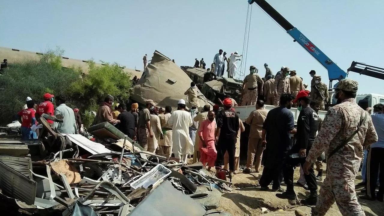 30 قتيلا وعشرات الجرحى في تصادم قطارين بباكستان