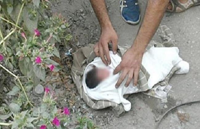 العثور على جثة رضيع مجهول الهوية بعد أن نهشتها الكلاب الضالة بالعيون