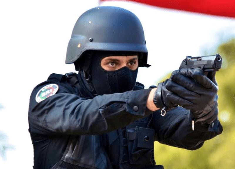 في مواجهة خطيرة ..شرطي يطلق الرصاص لتوقيف جانحين ويصيب أحدهم