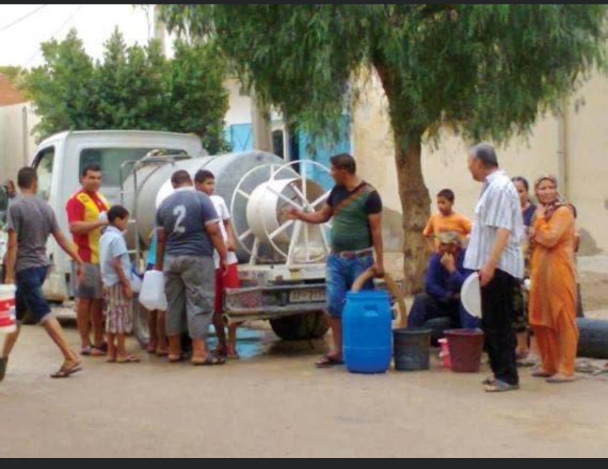الجزائر في دوامة الأزمات المعيشية.. السلطات تحدد ثلاث ساعات فقط باليوم للتزود بالماء