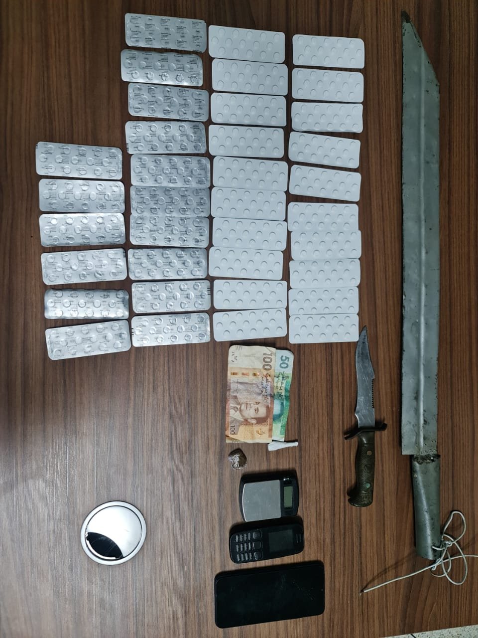 توقيف شخص ببني مكادة لتورطه بحيازة المخدرات