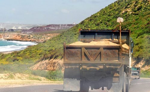 تارودانت : درك تمزاورت يوقف شاحنة محملة بالرمال المهربة