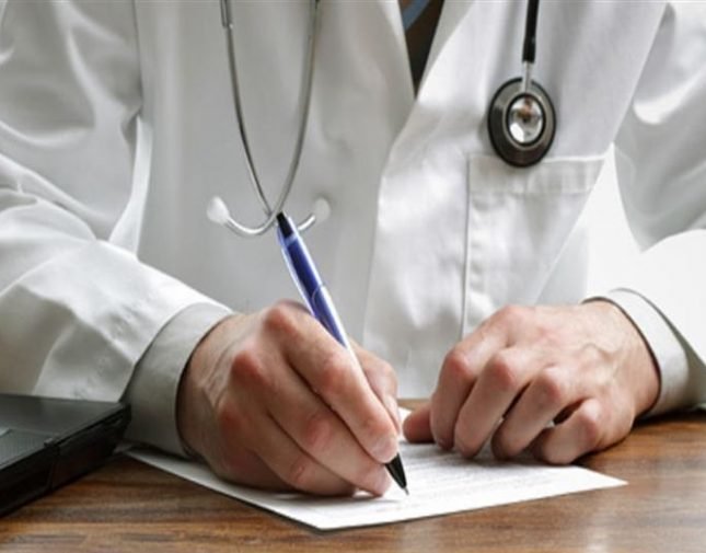 قانون جديد يجبر الأطباء على توضيح خطهم