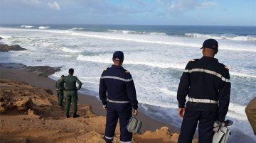 مياه البحر تلفظ جثة آدمية مفصولة الرأس