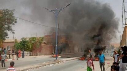 نايضة في تندوف .. قطع الطرق واشعال النار تنديدا بالوضع الاجتماعي والاقتصادي الهش