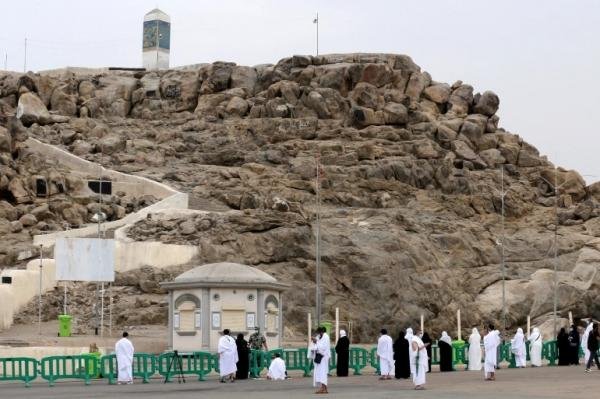 ضيوف الرحمن يتوافدون الى صعيد عرفة لتأدية الركن الأعظم