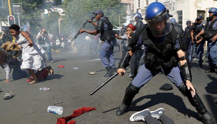 حصيلة أعمال العنف بجنوب إفريقيا ترتفع إلى 215 قتيلا