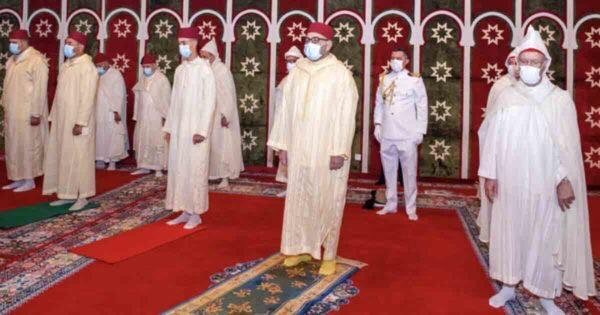 الملك يؤدي صلاة عيد الأضحى ويقوم بنحر أضحية العيد بفاس