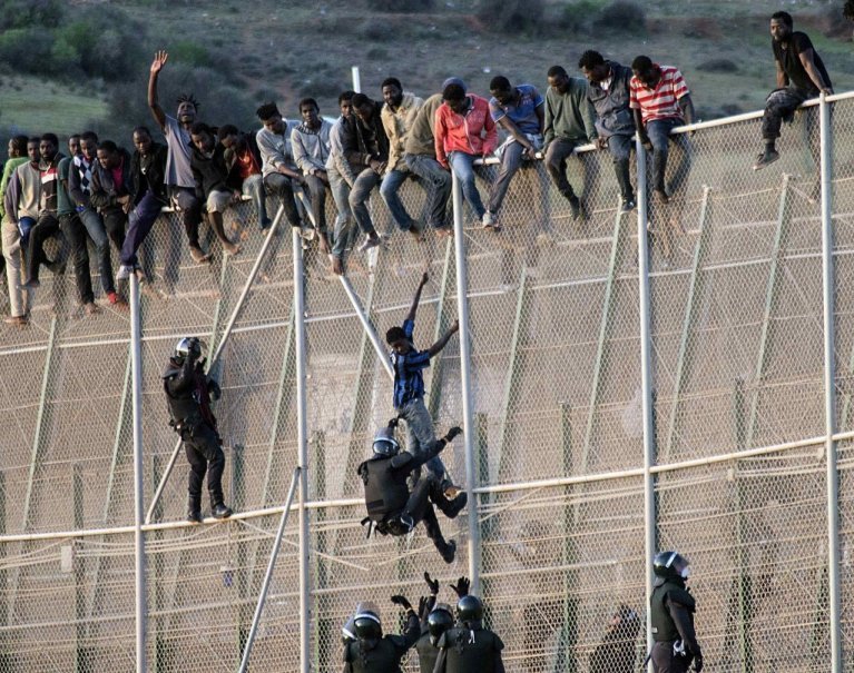 أكثر من 230 مهاجرا يتمكنون من عبور السياج الفاصل بين المغرب وجيب مليلية الإسباني