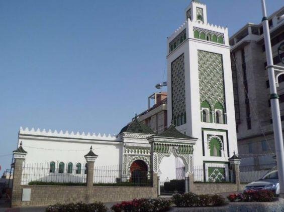 حزب فوكس.. يطالب بطرد الأئمة المغاربة من سبتة المحتلة