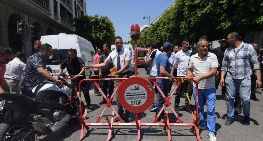 سقوط جرحى إثر تراشق بالحجارة بين أنصار حركة النهضة ومؤيدين لقرارات الرئيس التونسي