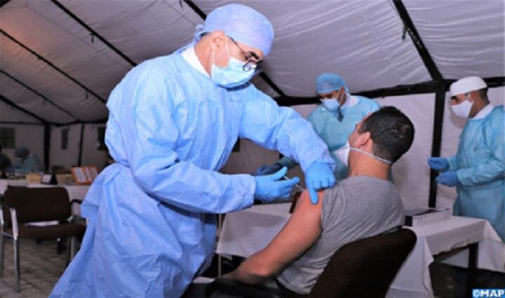 عضو باللجنة العلمية يكشف خطر الفيروس على الفئة الملقحة