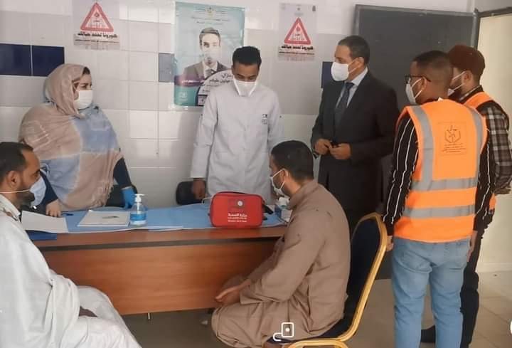 العيون ..والي الجهة بيكرات يتفقد سير عملية التلقيح بأحد المراكز
