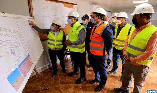 المدير العام للمكتب الوطني للكهرباء والماء يتفقد أشغال الاستعدادات الجارية بالمحطة الجديدة لتحلية ماء البحر بالعيون