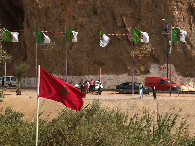 جزائريون ينددون بعدم الاستجابة لنداء الملك و يهددون باللجوء إلى المغرب