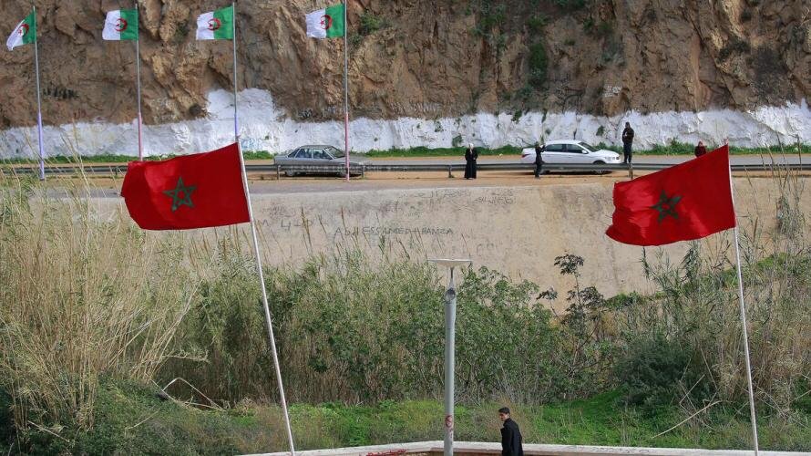 بعد قطع علاقاتها الدبلوماسية مع المغرب..الجزائر تعزز وجودها العسكري على الحدود مع المغرب