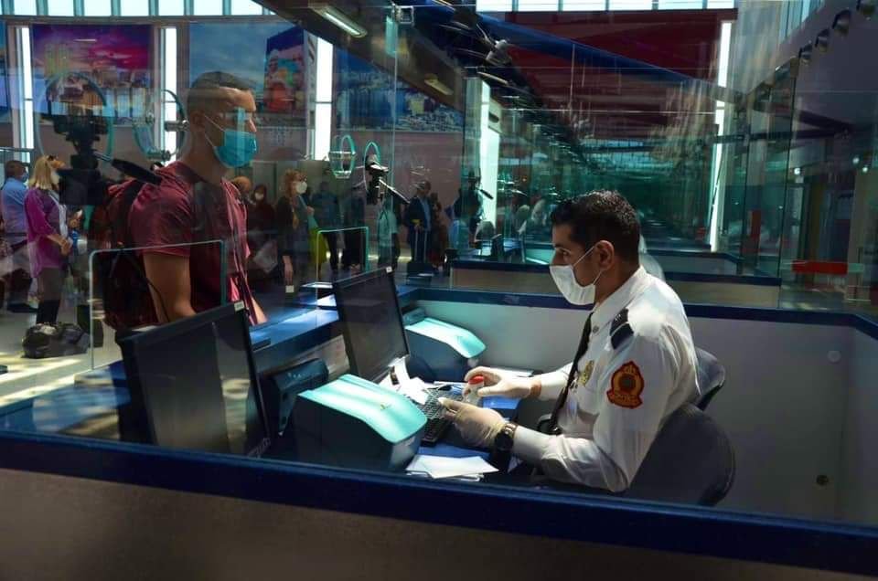 فتح بحث قضائي مع 37 مسافرا مغربيا قدموا شواهد مزورة لاختبارات الكشف عن فيروس كوفيد-19 (PCR)