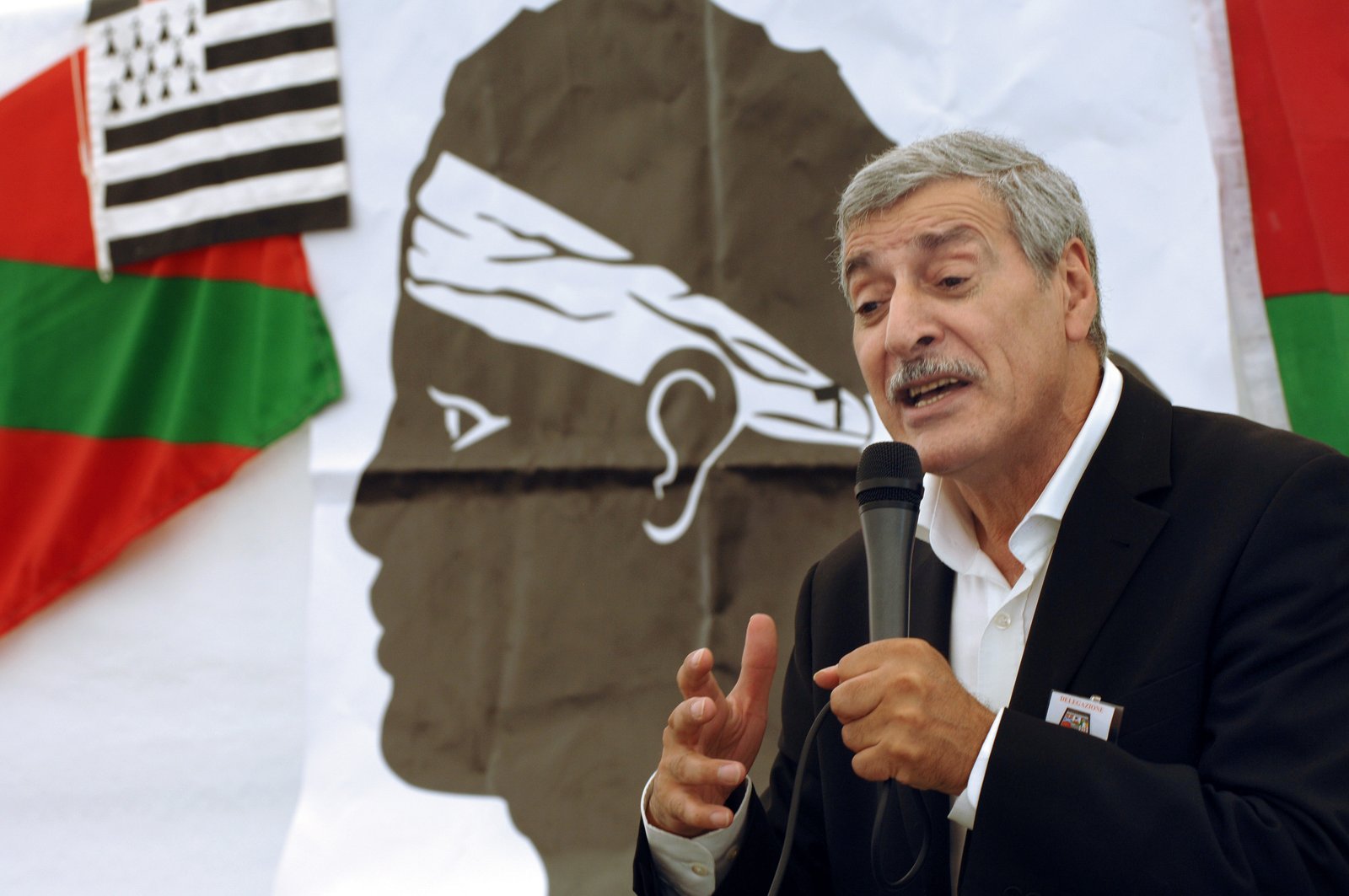 فرحات مهني .. لا يمكن أن أكون عنيفا أو إرهابيا وأطالب بتحقيق دولي في جرائم كابرانات الجزائر