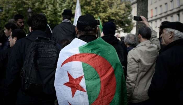الجالية الجزائرية تتظاهر بفرنسا وتؤكد رفضها قطع العلاقات مع المغرب