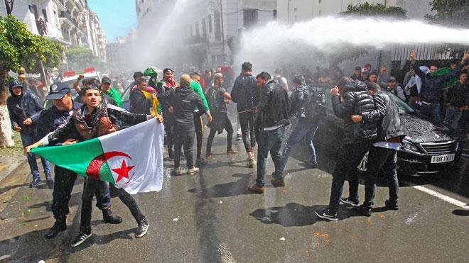 الشرطة الجزائرية تستعمل العنف لتفريق مظاهرة لدعم المعتقلين