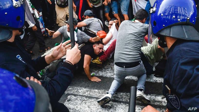 تجدد المواجهات في الجزائر بين قوات الأمن ومتظاهرين في منطقة ”القبائل”