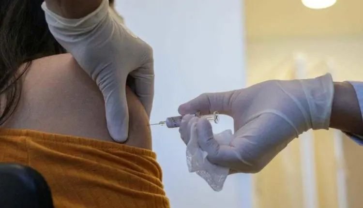 أول دولة عربية توافق رسميا على تطعيم مواطنيها بالجرعة الثالثة