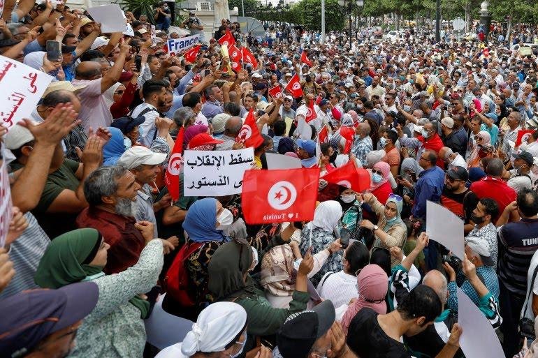 مظاهرات حاشدة وغير مسبوقة في تونس تطالب بالعودة للمسار الدستوري