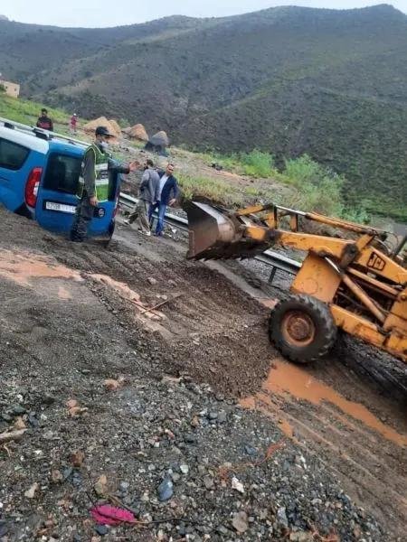 الأمطار الغزيرة تتسبب في انهيار جدران منازل وقطع الطريق بين تطوان والجبهة