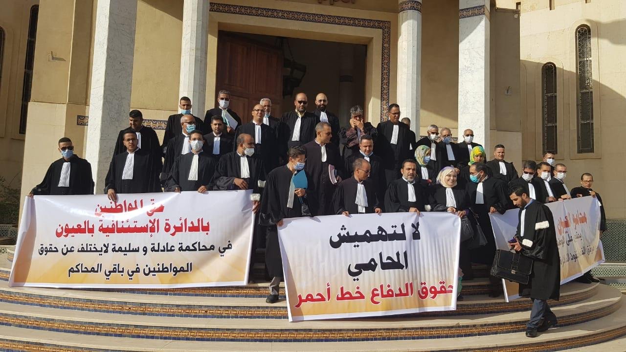 محامو العيون والداخلة يقاطعون الجلسات ويحتجون أمام قصر العدالة لهذا السبب