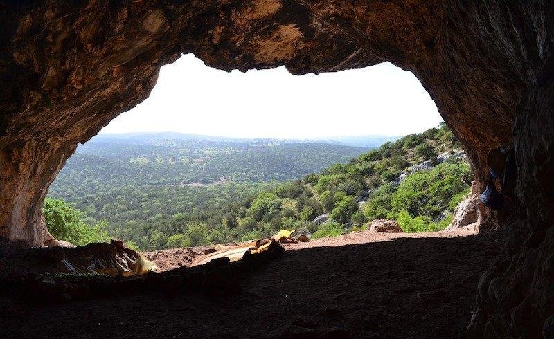 العثور بمغارة بيزمون بالصويرة على أقدم قطع حلي في العالم