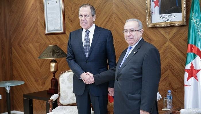لعمامرة يحشر أنفه ويناقش قضية الصحراء المغربية مع سيرغي لافروف