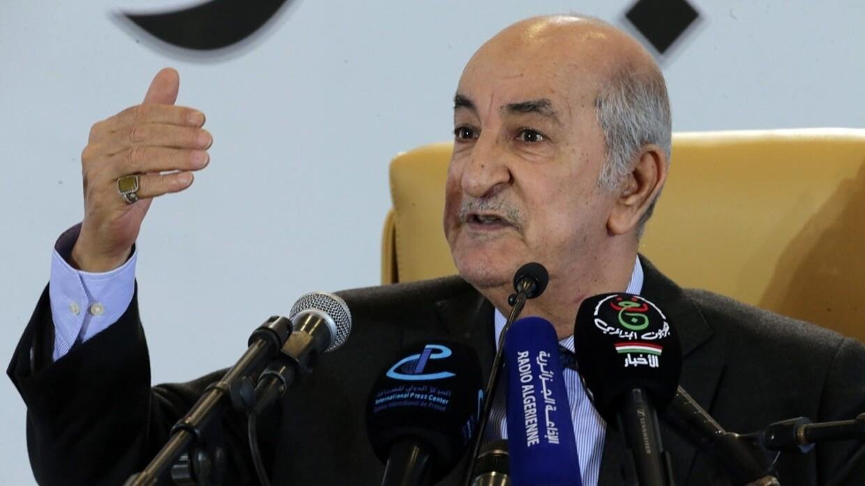 “تبون” يتهم مواقع إلكترونية من “دول الجوار” بمهاجمة بلاده ..