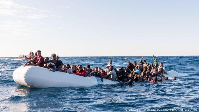 طانطان.. إنقاذ قارب على متنه 58 مغربيا مرشحا للهجرة السرية بينهم سيدة وقاصر