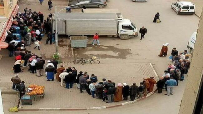 بعد أزمة الحليب والزيت والماء…طوابير طويلة لمواطنين جزائريين من أجل الحصول على مادة السميدة