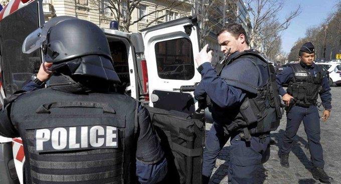 فرنسا تنجو من مذبحة ارهابية على يد طالب معجب بهتلر