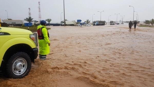 بسبب عاصفة مدارية شديدة.. سلطنة عمان تحث المواطنين على مغادرة منازلهم والتوجه إلى مراكز الإيواء