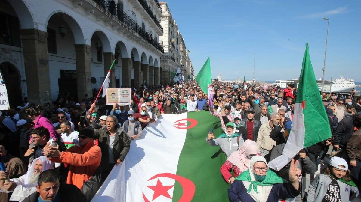 حزب جزائري يندد بــ”الانزلاق نحو الجحيم”