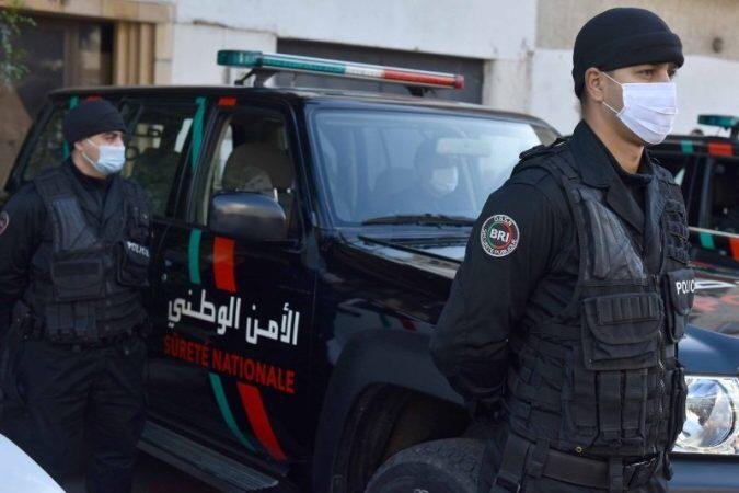 ملثمون يعتدون على شرطي بالسيوف  ..التفاصيل