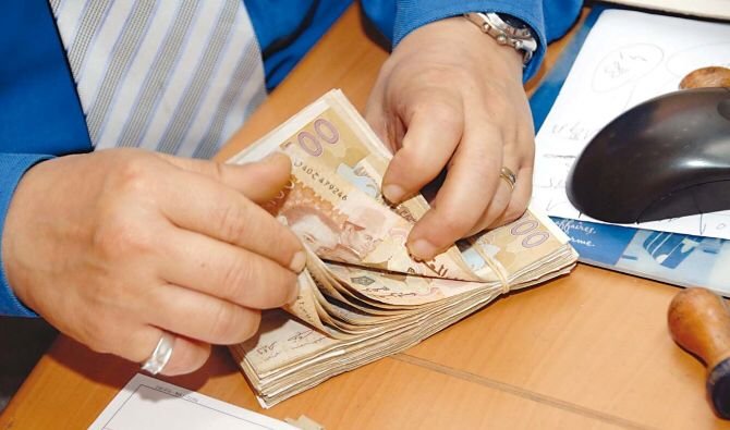 موظف بنك يختلس 100 مليون