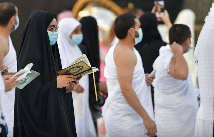 بعد إلغاء التباعد الجسدي.. أجواء روحانية تحف المصلين بالمسجد الحرام