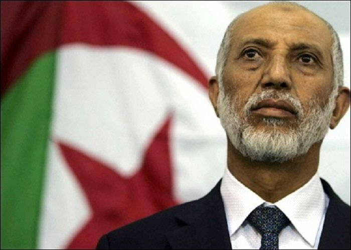 رئيس حكومة الجزائر الأسبق يَرُد على ماكرون ويصفه بـ”الرئيس المُتهور ”