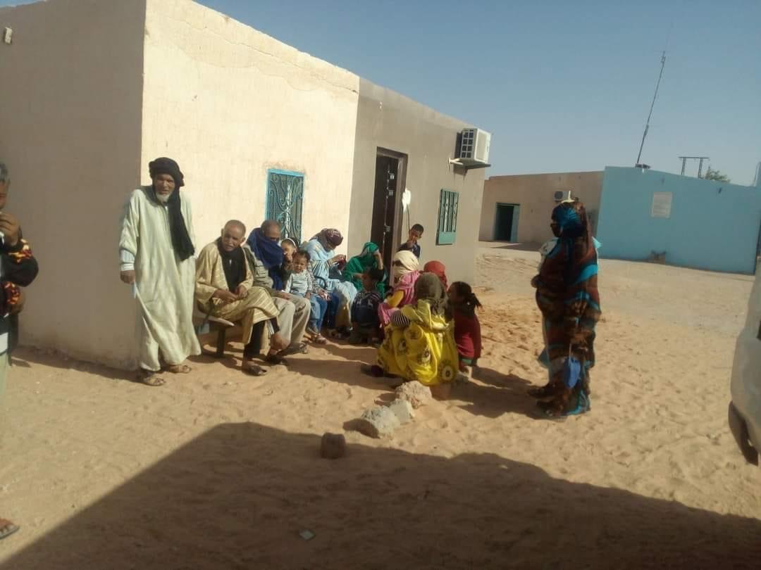 امرأة صحراوية توجه نداء استغاثة للعالم من داخل مخيمات تندوف ..أغيثونا من عصابات البوليساريو !”
