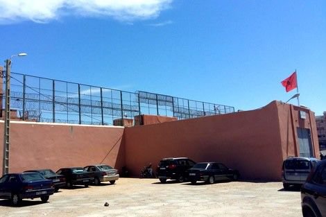 العيون: ” القافلة الوطنية حول الصحراء المغربية تحط بالسجن المحلي”