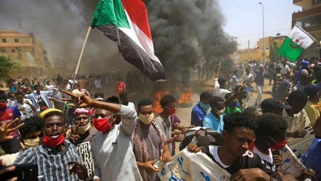 احتجاجات السودانيين ضد انقلاب البرهان: 11 قتيلاً وعشرات الجرحى