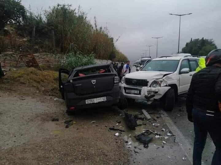 الأمطار تتسبب بإصابات في حادث اصطدام 4 سيارات بين طنجة وتطوان