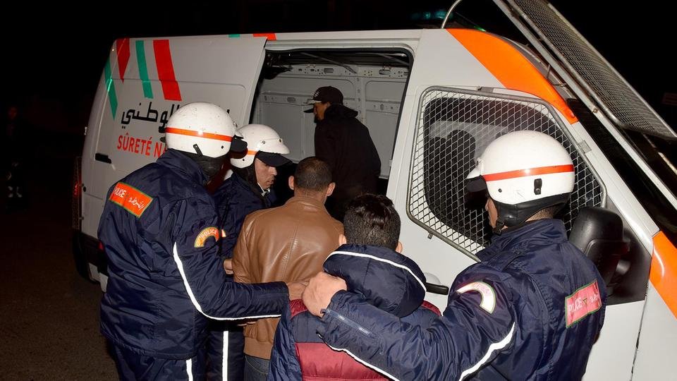 اعتقال عصابة تنتحل صفة “شرطي” متخصصة في النصب والإحتيال