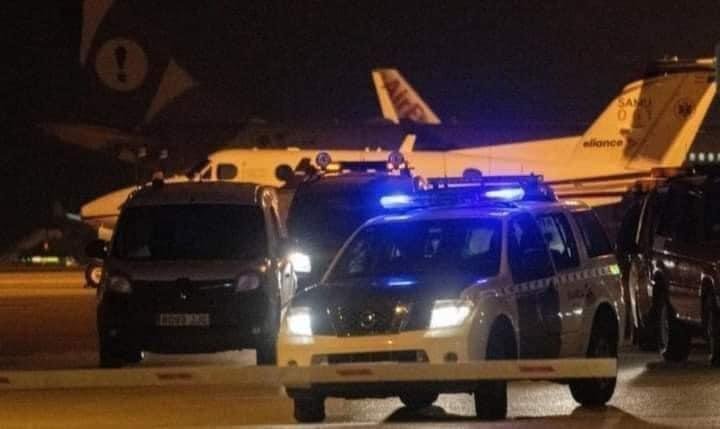 الشرطة الإسبانية تعتقل المغاربة الفارين من طائرة العربية وتؤكد أن العملية مدبرة