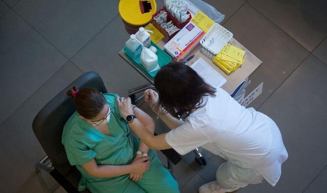 عضو باللجنة العلمية يرد على الأخبار الزائفة بشان جودة لقاحات كورونا