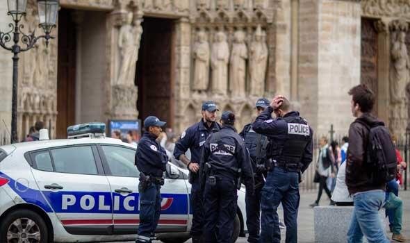 جزائري يطعن شرطيا فرنسيا بسكين
